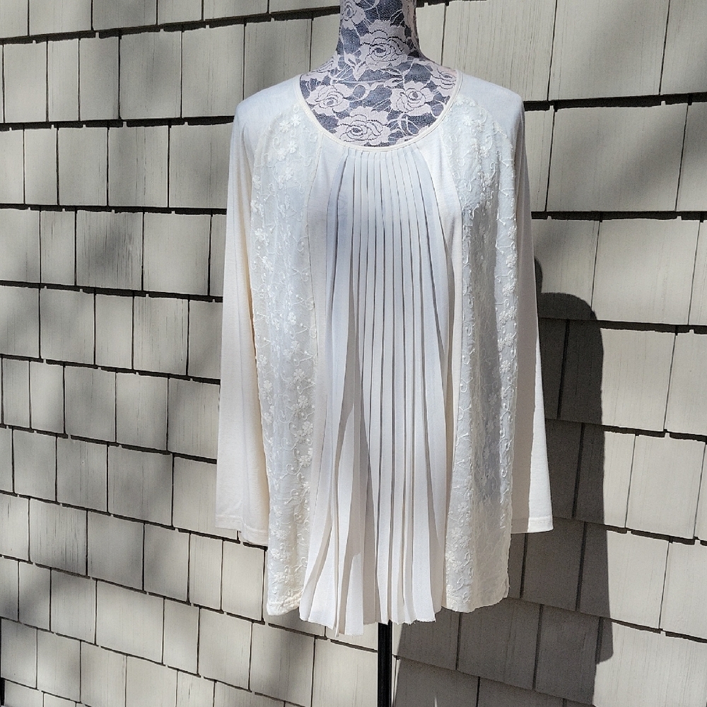 Comfortable pleated top w/ embroidery